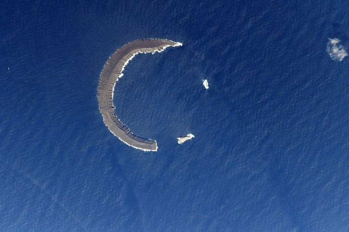 Đảo Tortuga (ở vùng Caribe của Trái Đất) nhìn từ vũ trụ.