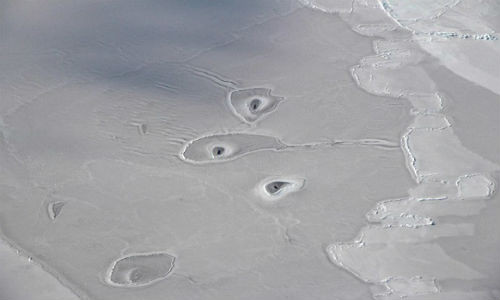 Những cái hố bí ẩn trong bức ảnh chụp của NASA.Ảnh: CNN