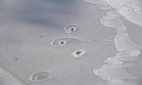 Những cái hố bí ẩn trong bức ảnh chụp của NASA.Ảnh: CNN