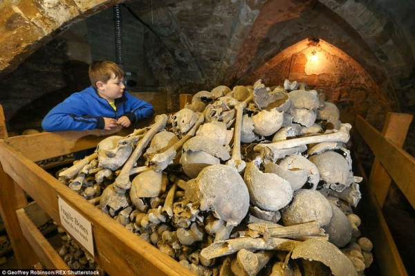 Mặc dù vậy, các cuộc khảo sát vấp phải sự cản trở bởi các quy định bảo tồn di tích. Tiến sĩ Steve Maddock, Đại học Oxford cho hay: “Nhà nguyện Rothwell mở ra cho chúng ta những thách thức cũng như bài học quan trọng cho các dự án di sản văn hóa trong tương lai”. Nhà nguyện cũng là chủ đề của một số dự án nghiên cứu của sinh viên tại Đại học Sheffield. Ảnh: REX