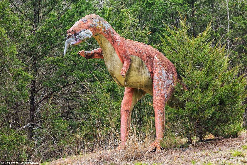 Dinosaur World từng là công viên tiền sử lớn nhất trên thế giới, nhưng đã đóng cửa vào năm 2005 cho tới tận ngày nay.