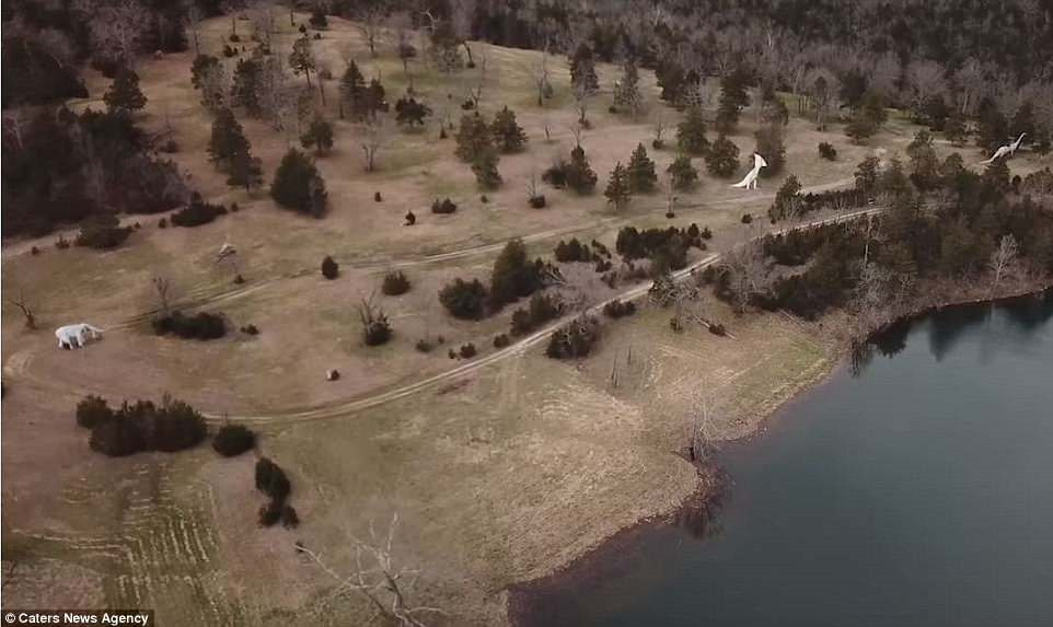 Ông Ward, 40 tuổi cho biết:" Tôi đã đi chụp những địa danh bị bỏ hoang ở nhiều nơi như Mỹ, Nam Phi, Thái Lan... nhưng không có nơi nào đẹp như nơi này!