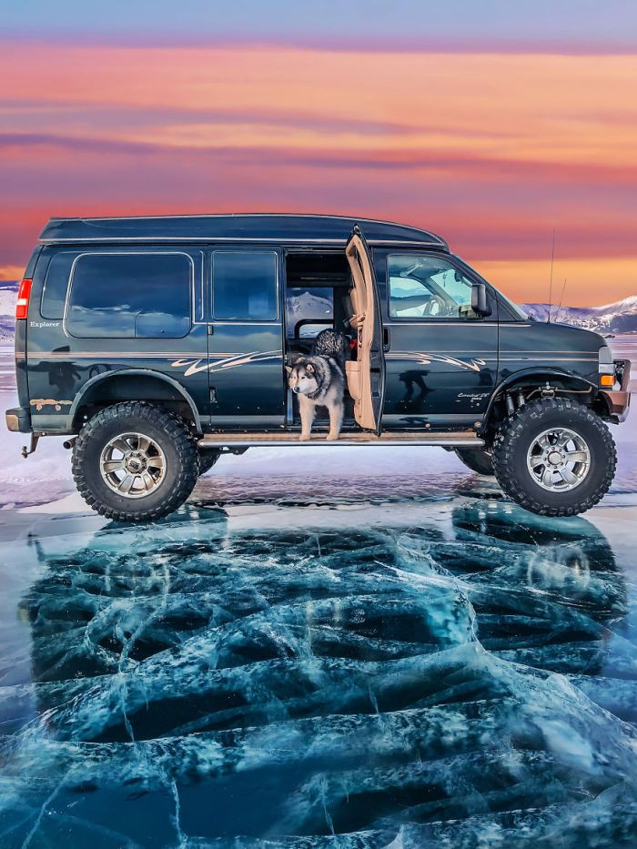 Lớp băng dày trên mặt hồ cùng những bọt khí đang bốc lên.