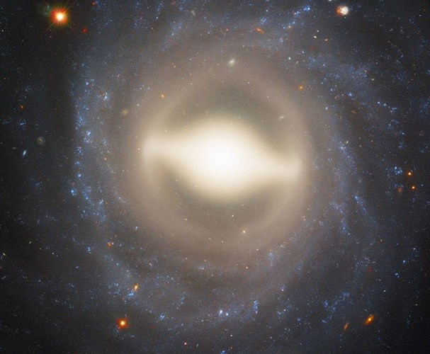 Thiên hà NGC 1015 kỳ vĩ xuất hiện trong chòm sao Kình Ngư cách Trái Đất 118 triệu năm ánh sáng, qua ống kính viễn vọng Hubble./.