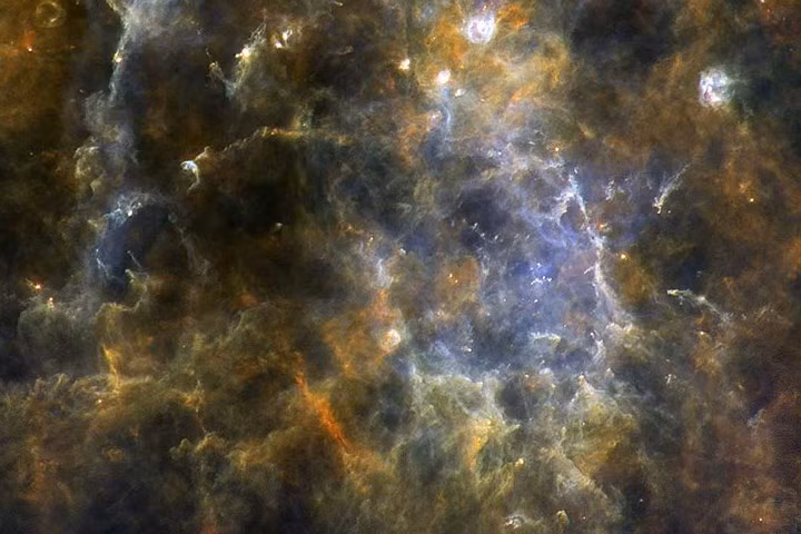 Tinh vân Carina (các nhà khoa học đặt tên là NGC 3372), cách Trái đất tới 10.000 năm ánh sáng. Tinh vân có nhiều ngôi sao lấp lánh.