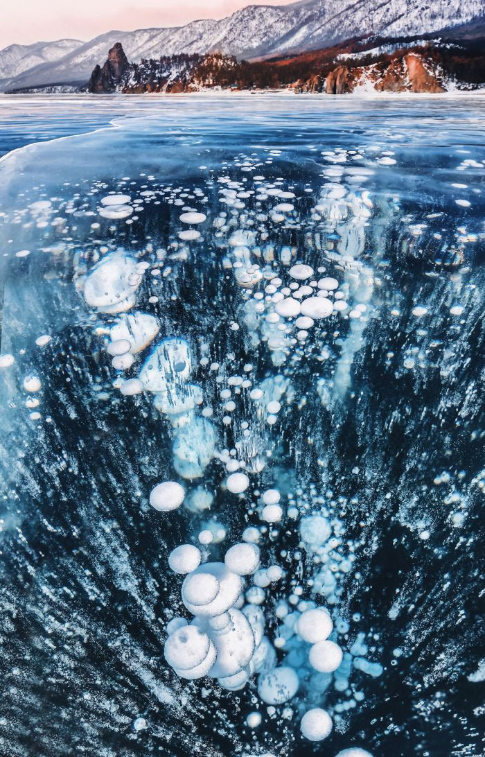 Lớp băng trên hồ Baikal được coi là sạch và trong nhất thế giới. Người ta có thể đi trên mặt hồ và nhìn ngắm phần đáy cách đó khoảng… 40m.