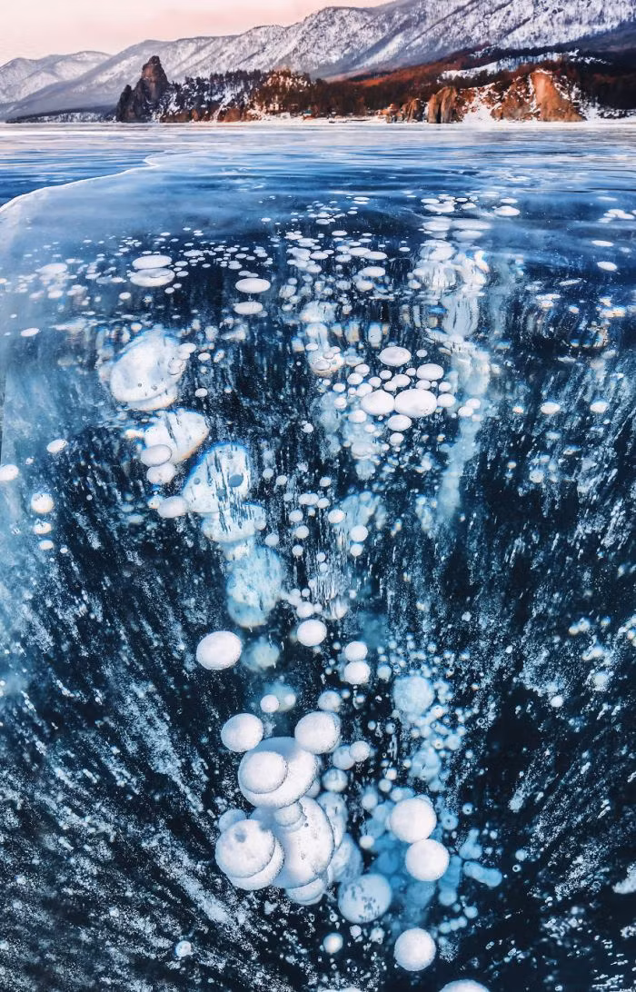 Lớp băng trên hồ Baikal được coi là sạch và trong nhất thế giới. Người ta có thể đi trên mặt hồ và nhìn ngắm phần đáy cách đó khoảng… 40m.