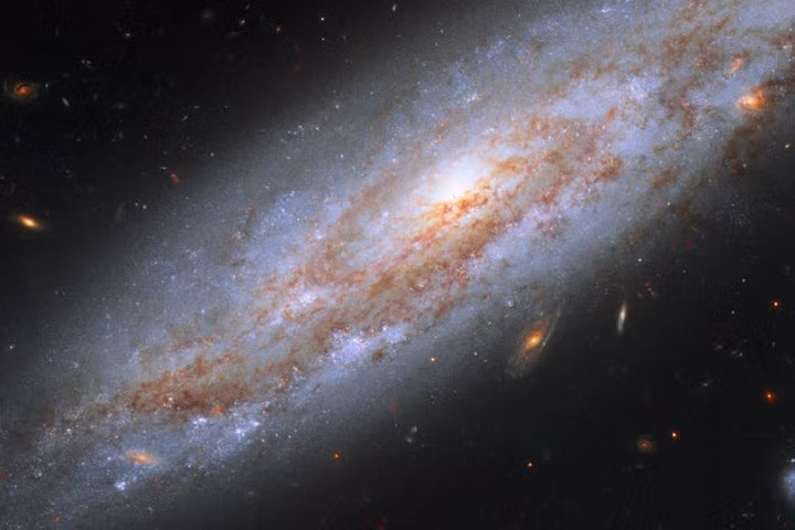 Loài khủng long cũng từng được chứng kiến dải thiên hà NGC 3972 trong chòm sao Đại Hùng. Hình ảnh do kính viễn vọng Hubble chụp lại.