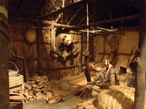 "Gấu quỷ" xông vào nhà tấn công người dân. (Hình nộm minh họa).