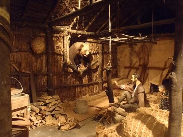 "Gấu quỷ" xông vào nhà tấn công người dân. (Hình nộm minh họa).