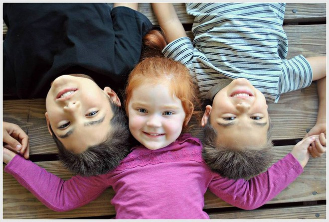 Ba anh em luôn quấn quýt bên nhau và được mẹ chụp lại những bức ảnh thật đẹp làm kỉ niệm.