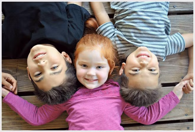 Ba anh em luôn quấn quýt bên nhau và được mẹ chụp lại những bức ảnh thật đẹp làm kỉ niệm.