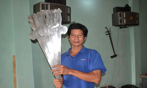 Anh Điệu là người nuốt được nhiều thanh kiếm nhất Việt Nam.