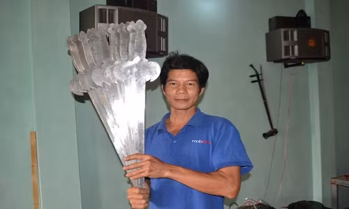 Anh Điệu là người nuốt được nhiều thanh kiếm nhất Việt Nam. Anh Điệu là người nuốt được nhiều thanh kiếm nhất Việt Nam.