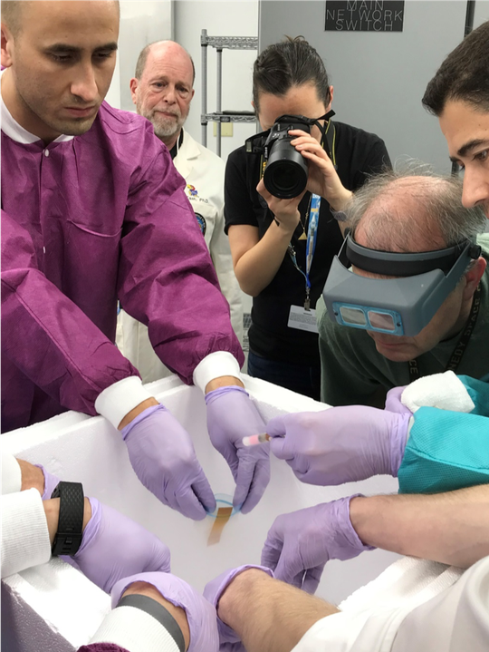 Các nhà khoa học ở mặt đất đang đóng gói kiện hàng tinh trùng đặc biệt trước khi đưa lên tàu vũ trụ - ảnh: NASA