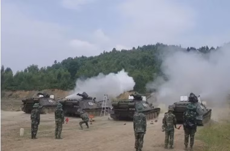 Hầu hết các tài liệu thống kê trang bị Quân đội Nhân dân Việt Nam đều không ghi nhận chúng ta có pháo tự hành ASU-85. Thế nhưng, bất ngờ trong cuộc kiểm tra kỹ thuật của Lữ đoàn pháo binh 168, Quân khu 2 vào tháng 10/2015, ASU-85 đã xuất hiện. Ảnh: Đội hình bắn pháo tự hành ASU-85 tại thao trường Lữ đoàn 168. Nguồn: QĐND