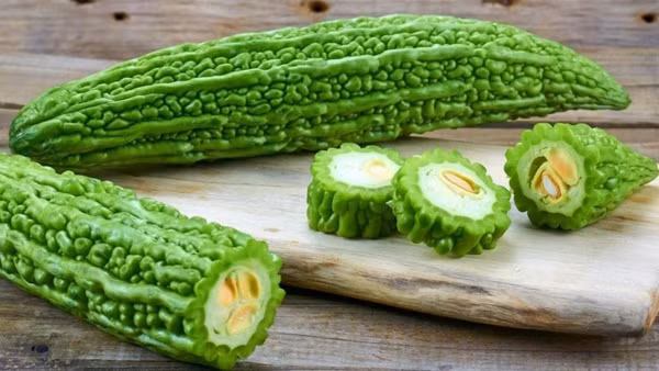 Để có lợi, bạn không ăn hay uống nước ép mướp đắng khi đói bụng. Thời điểm tốt nhất để bổ sung mướp đắng là trong hoặc sau bữa ăn. Không nên ăn quá 2 quả mướp đắng trong 1 ngày và quá 4 lần trong 1 tuần. (Ảnh minh họa)