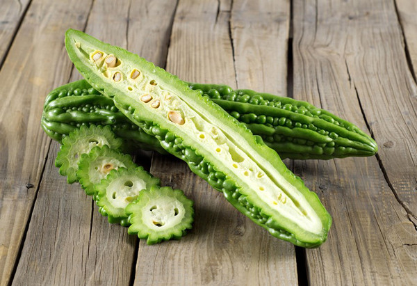  Lợi ích sức khỏe của mướp đắng không chỉ được Tây y công nhận mà còn được Đông y đánh giá cao. Theo đó, loại quả này có vị đắng, tính hàn, tác dụng thanh nhiệt, sáng mắt, giải độc. Thích hợp với các chứng nhiệt sinh ra nóng, làm sáng mắt, mát tim, nhuận tràng, bổ thận tráng dương...(Ảnh minh họa)