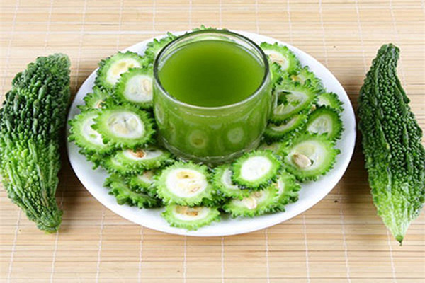 Được biết, mướp đắng chứa lượng axit oxalic tương đối cao. Khi đi vào cơ thể, nó sẽ được xương hấp thụ, tạo ra canxi oxalate, ảnh hưởng đến quá trình chuyển hóa canxi, tăng nguy cơ sỏi thận. Nạp chất này quá nhiều, thời gian dài sẽ dẫn đến giảm mật độ xương trong cơ thể, giảm hoạt động của các nguyên bào xương. (Ảnh minh họa)