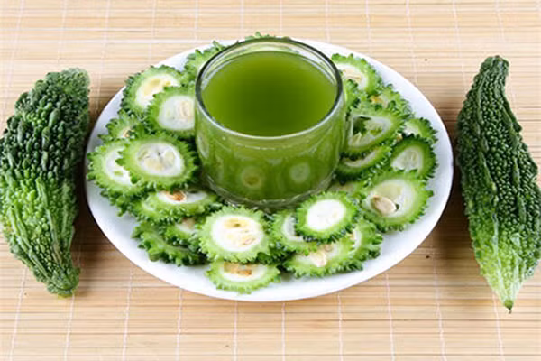 Được biết, mướp đắng chứa lượng axit oxalic tương đối cao. Khi đi vào cơ thể, nó sẽ được xương hấp thụ, tạo ra canxi oxalate, ảnh hưởng đến quá trình chuyển hóa canxi, tăng nguy cơ sỏi thận. Nạp chất này quá nhiều, thời gian dài sẽ dẫn đến giảm mật độ xương trong cơ thể, giảm hoạt động của các nguyên bào xương. (Ảnh minh họa)