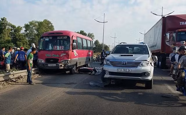 Va chạm trên đường dẫn cao tốc TPHCM-Trung Lương, 2 cha con thương vong Va cham tren duong dan cao toc TPHCM-Trung Luong, 2 cha con thuong vong
