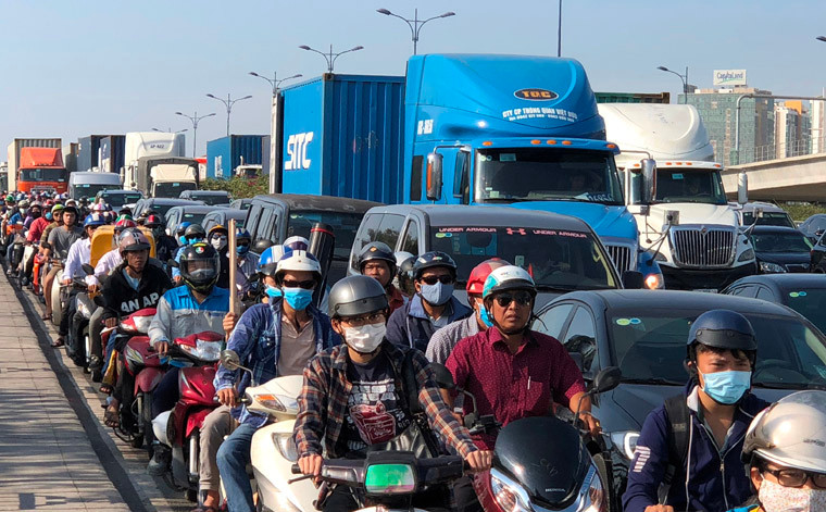 Hàng vạn người dân chen chúc để lưu thông trên Xa lộ Hà Nội.