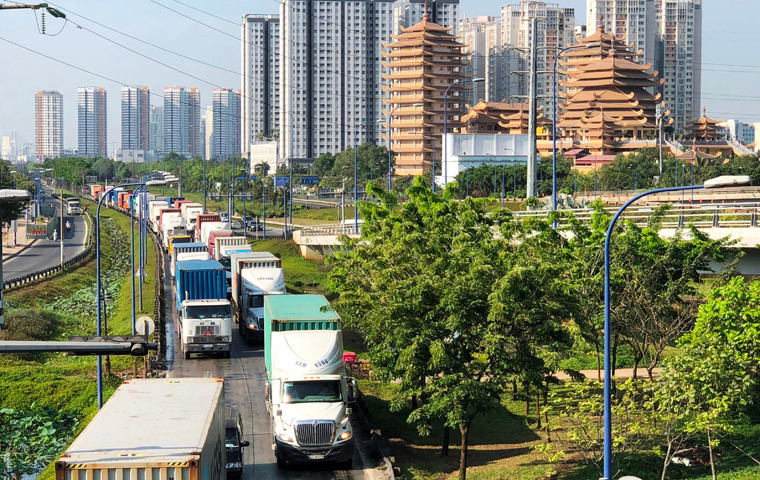 Kẹt xe nghiêm trọng trên Xa lộ Hà Nội gây ảnh hưởng đến các tuyến đường xung quanh như Mai Chí Thọ (quận 2), đường song hành (quận Thủ Đức), đường Tây Hòa, Hồ Bá Phấn (quận 9).