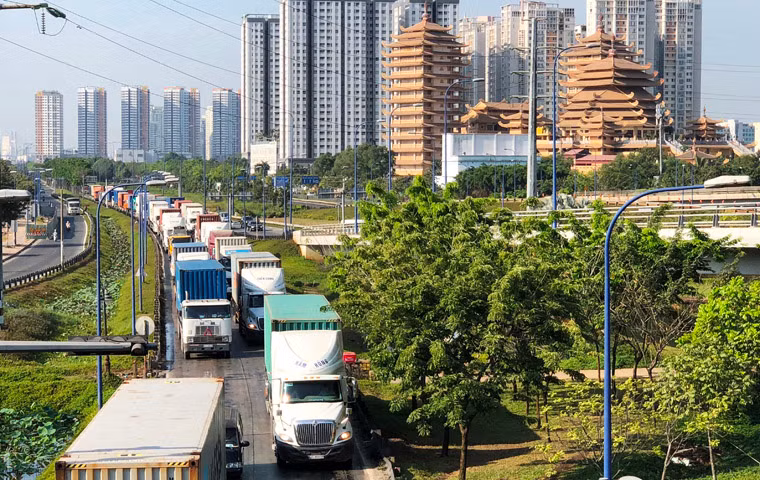 Kẹt xe nghiêm trọng trên Xa lộ Hà Nội gây ảnh hưởng đến các tuyến đường xung quanh như Mai Chí Thọ (quận 2), đường song hành (quận Thủ Đức), đường Tây Hòa, Hồ Bá Phấn (quận 9).