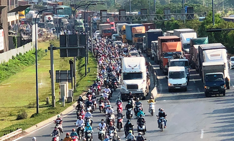 Đến đầu giờ sáng, khi người dân đổ ra đường để đi làm, đi học cùng lúc nhiều xe đầu kéo container, xe bồn, xe tải... tấp nập ra vào cảng, xe buýt, xe khách lưu thông dày đặc đã khiến giao thông trên Xa lộ Hà Nội quá tải.