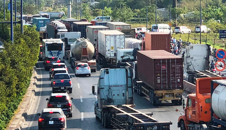 Container, xe tải, xe bồn... chật kín trên Xa lộ Hà Nội trong sáng 27/3.