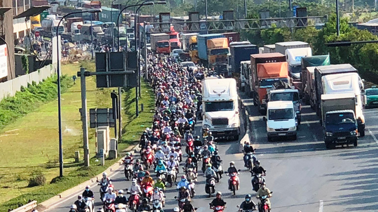Giao thông cả 2 hướng ở cửa ngõ phía Đông Sài Gòn kẹt cứng khiến hàng vạn phương tiện chôn chân. Nhiều trẻ em khóc thét vì nắng nóng, khói bụi; người lớn lo lắng do trễ giờ làm…