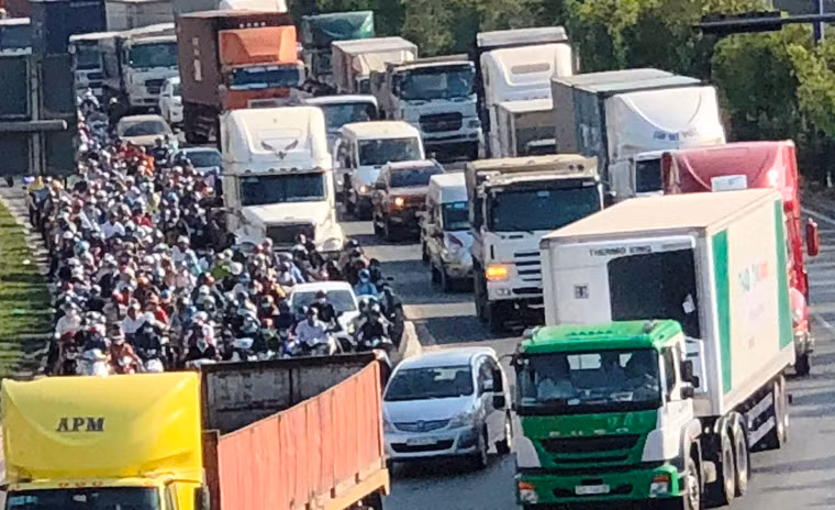 Trước đó, từ sáng sớm cùng ngày, giao thông qua khu vực nói trên (đoạn qua cầu Rạch Chiếc, từ nút giao thông Cát Lái, quận 2 đến ngã tư RMK thuộc quận 9, và Thủ Đức) đã xảy ra kẹt xe theo cả 2 hướng.