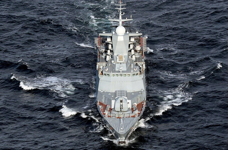 Bên cạnh khả năng diệt hạm tàu mặt nước, tàu hộ vệ Đề án 22350 cũng nổi bật với khả năng phòng không. Tuy năng lực tiêu diệt mục tiêu trên không của 22350 còn kém xa các siêu hạm Slava hay Kirov của Liên Xô, nhưng là vừa để để buộc mọi “chim sắt tối tân nhất” của Mỹ - NATO phải e dè khi muốn tiếp cận 22350. Nguồn ảnh: bastion-kapenko