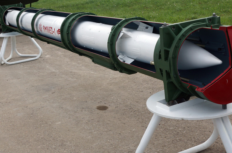 Poliment-Redut có thể triển khai nhiều loại đạn phù hợp cho nhiệm loại mục tiêu khác nhau. Trong ảnh là ống phóng và đạn tên lửa 9M96E2-1 nặng 598kg, trang bị đầu nổ 24kg, tầm bắn 2,5-120km, trần bắn từ 50m tới 30km. Nó có khả năng tiêu diệt mọi loại máy bay chiến đấu có người lái và cả không người lái. Nguồn ảnh: bastion-kapenko