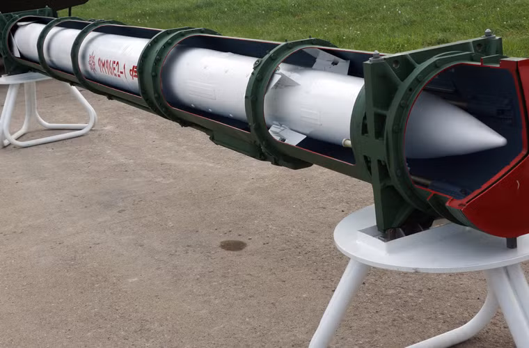 Poliment-Redut có thể triển khai nhiều loại đạn phù hợp cho nhiệm loại mục tiêu khác nhau. Trong ảnh là ống phóng và đạn tên lửa 9M96E2-1 nặng 598kg, trang bị đầu nổ 24kg, tầm bắn 2,5-120km, trần bắn từ 50m tới 30km. Nó có khả năng tiêu diệt mọi loại máy bay chiến đấu có người lái và cả không người lái. Nguồn ảnh: bastion-kapenko