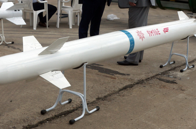 Đạn 9M96E chuyên dùng để tấn công các mục tiêu tầm trung ở cự ly từ 1,5-40km, tầm cao từ 50m tới 20km. Nguồn ảnh: bastion-kapenko