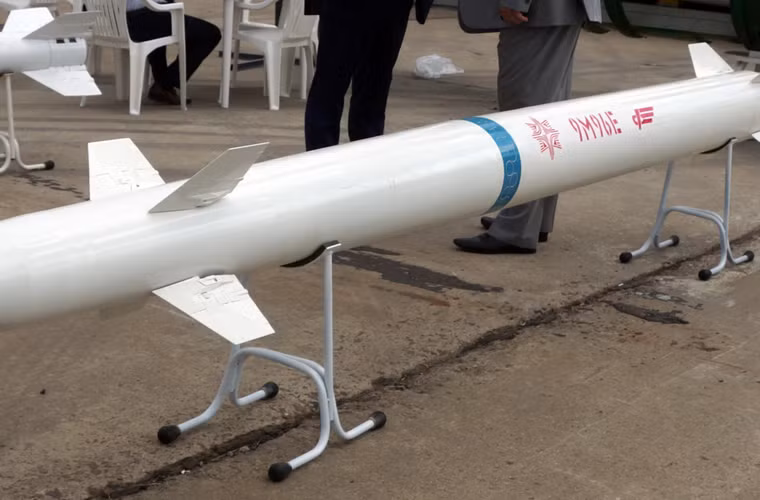 Đạn 9M96E chuyên dùng để tấn công các mục tiêu tầm trung ở cự ly từ 1,5-40km, tầm cao từ 50m tới 20km. Nguồn ảnh: bastion-kapenko