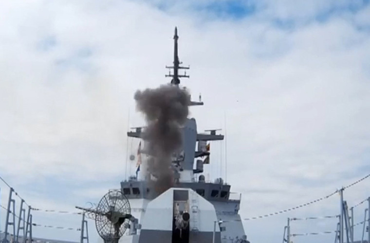 Xét về mặt lý thuyết, Poliment-Redut có thể tiêu diệt mọi loại máy bay trên không, bao gồm cả tiêm kích tàng hình F-35 bằng 3 loại đạn “họ” 9M96. Tất nhiên ở đây sẽ phải phụ thuộc vào nhiều yếu tố, trong đó điều kiện tiên quyết là hệ thống radar trinh sát trên tàu Đô đốc Gorshkov phải phát hiện được F-35 trước để có cơ sở chỉ thị mục tiêu cho tên lửa 9M96. Nguồn ảnh: bastion-kapenko