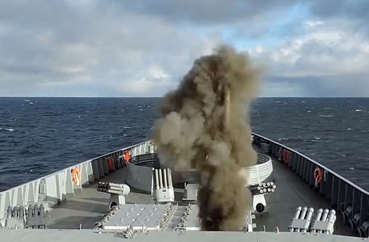 Trong ảnh, đạn tên lửa hệ thống Redut đang rời bệ phóng thẳng đứng trên tàu Gorshkov trong cuộc diễn tập của Hạm đội phương Bắc trong tháng 10/2018. Nguồn ảnh: bastion-kapenko