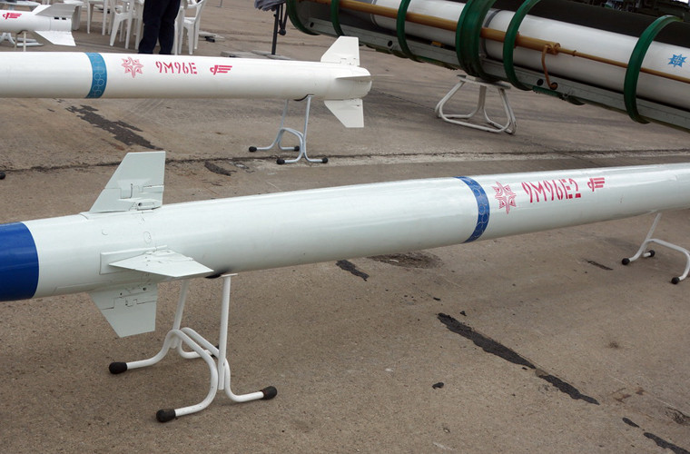 Đạn 9M96E2 nặng 449kg, lắp đầu nổ 24kg, tầm bắn từ 2,5-120km, tầm cao từ 50m tới 30km. Tính năng của nó nhìn chung tương đương với E2-1, nhưng hơn ở chỗ khi cần có thể thay đổi quỹ đạo bay tấn công cả mục tiêu mặt nước. Nguồn ảnh: bastion-kapenko