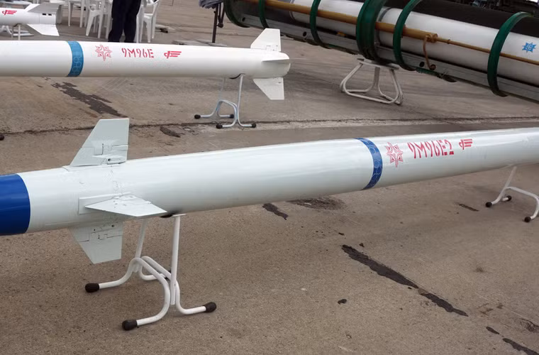 Đạn 9M96E2 nặng 449kg, lắp đầu nổ 24kg, tầm bắn từ 2,5-120km, tầm cao từ 50m tới 30km. Tính năng của nó nhìn chung tương đương với E2-1, nhưng hơn ở chỗ khi cần có thể thay đổi quỹ đạo bay tấn công cả mục tiêu mặt nước. Nguồn ảnh: bastion-kapenko