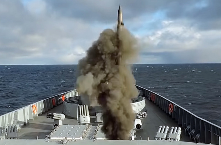 Theo báo chí Nga, trong cuộc tập trận này, tàu hộ vệ Gorshkov đã tiêu diệt 3 mục tiêu trên không ở mọi độ cao và một mục tiêu trên mặt nước bằng Redut. Nguồn ảnh: bastion-kapenko