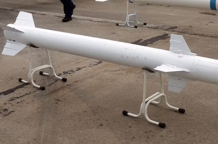 Đạn 9M100E được thiết kế để tiêu diệt không chỉ các loại máy bay mà còn cả tên lửa hành trình chống hạm, tên lửa chống radar... Tên lửa đạt tầm bắn từ 500m tới 15km, độ cao từ 50m tới 8km. Nguồn ảnh: bastion-kapenko