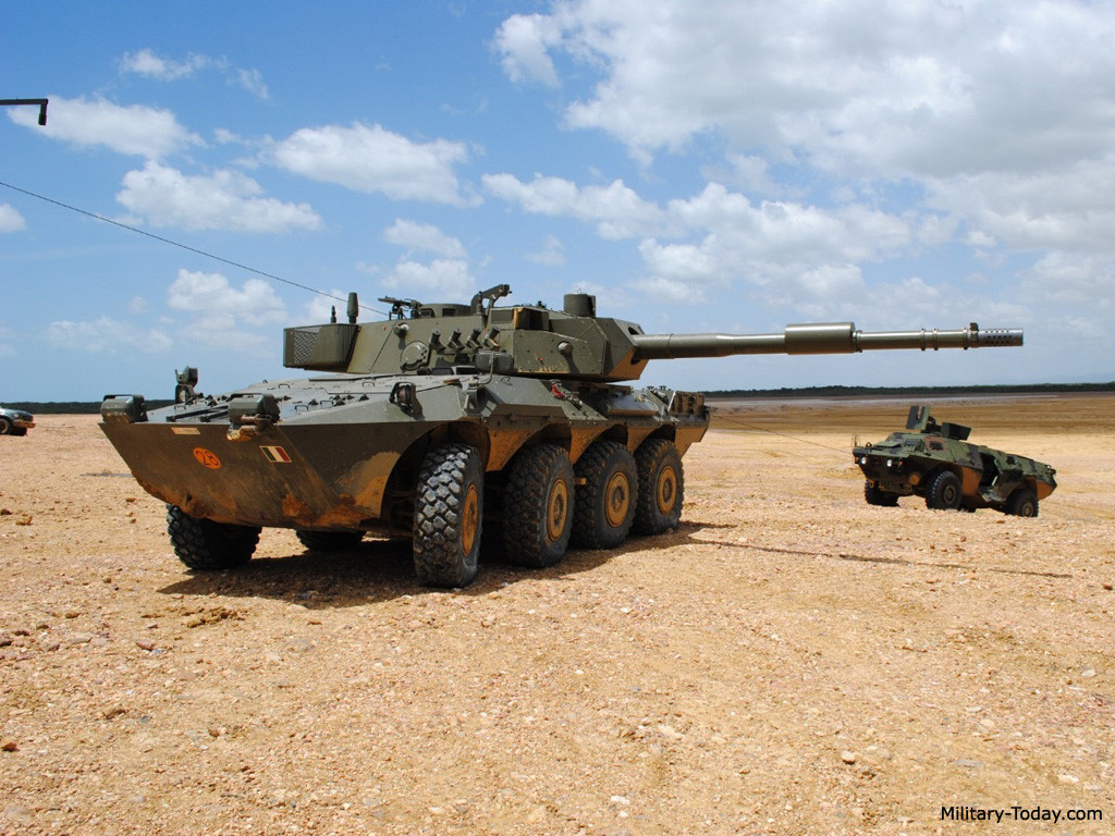 Một trong lý do chủ yếu là pháo bánh lốp kết cấu đơn giản hơn trong thiết kế trong khi vẫn đảm bảo yếu tố hỏa lực và cơ động. Đã qua rồi cái thời chỉ bánh xích mới vượt địa hình tốt nhất, các công nghệ mang tính cách mạng về động cơ, về hệ thống treo – truyền động đưa các phương tiện bánh lốp ngang ngửa về khả năng việt dã với bánh xích. Nguồn ảnh: Military-Today.