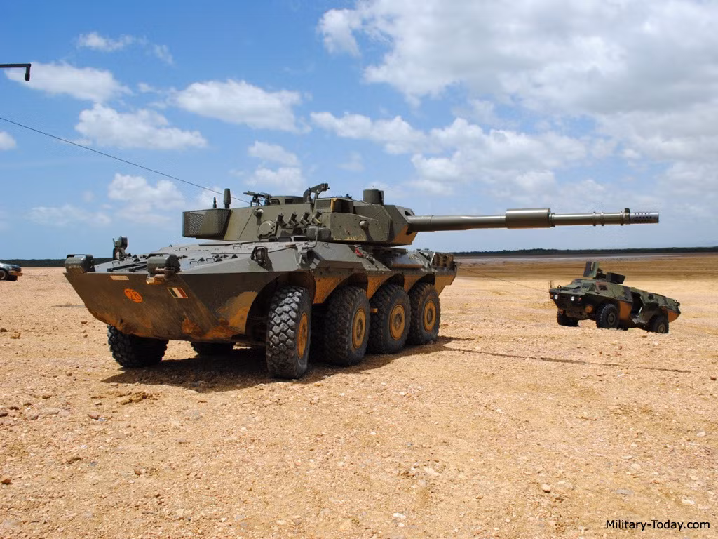 Một trong lý do chủ yếu là pháo bánh lốp kết cấu đơn giản hơn trong thiết kế trong khi vẫn đảm bảo yếu tố hỏa lực và cơ động. Đã qua rồi cái thời chỉ bánh xích mới vượt địa hình tốt nhất, các công nghệ mang tính cách mạng về động cơ, về hệ thống treo – truyền động đưa các phương tiện bánh lốp ngang ngửa về khả năng việt dã với bánh xích. Nguồn ảnh: Military-Today.