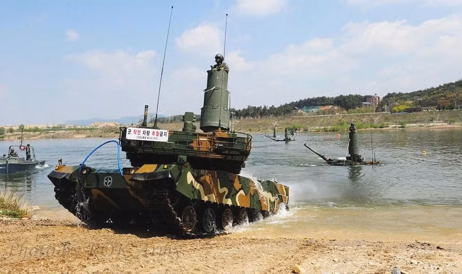 Tất nhiên, là với trọng lượng nặng tới 55 tấn, xe tăng K2 cũng như dòng tăng Liên Xô sẽ phải đi ngầm dưới đáy sông thay vì nổi “lềnh bềnh” như các phương tiện xe bọc thép hạng nhẹ.