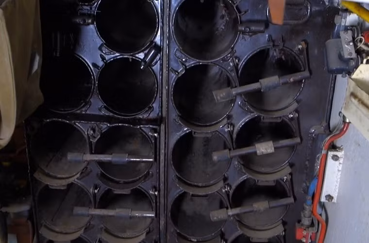 Cơ số đạn dự trữ lên tới 43 viên, tốc độ nạp đạn 6-7 phát/phút với kíp pháo thủ thuần thục, kinh nghiệm, sức khỏe đảm bảo. Nguồn ảnh: Wiki