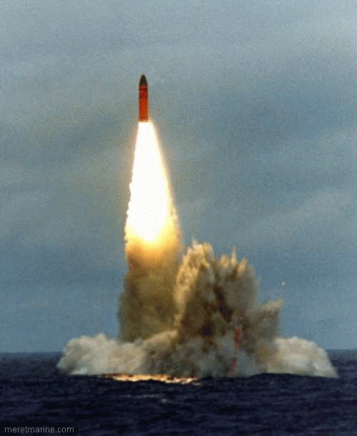 Còn M45 được đưa vào sử dụng năm 1996 đạt tầm phóng 6.000km, mang được 6 đầu đạn.