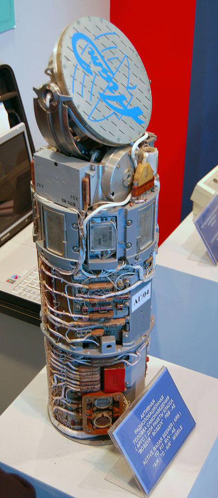 Một trong những ưu điểm nổi bật của tên lửa RVV-AE là có tính năng “bắn và quên”. Cụ thể, sau khi rời bệ phóng trên máy bay, tên lửa bay theo quán tính trong pha đầu, ở pha giữa bay theo căn cứ trên tham số mục tiêu cập nhật từ radar trên máy bay. Đến pha cuối, radar chủ động trên tên lửa (cách mục tiêu khoảng 20km thì được kích hoạt) sẽ tự động phát hiện, tìm kiếm và khóa mục tiêu tấn công. Ảnh: Radar chủ động trên RVV-AE.