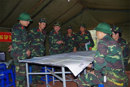 Từ ngày 9 đến 13/11, Binh chủng Hóa học đã chỉ đạo Lữ đoàn Phòng hóa 86 tổ chức cuộc diễn tập chỉ huy cơ quan 1 bên 2 cấp có một phần thực binh. Cuộc diễn tập được thực hiện qua 3 giai đoạn, gồm: Chuyển trạng thái sẵn sàng chiến đấu từ thường xuyên lên cao; tổ chức chuẩn bị tác chiến; thực hành tác chiến. Ảnh: Lãnh đạo Binh chủng Hóa học kiểm tra kế hoạch tác chiến của Lữ đoàn 86 tại thực địa.